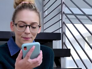 Stiefvater erwischt seine blonde Stieftochter beim Flirten mit einem