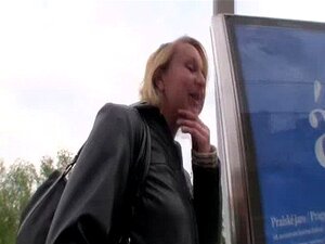 Heiße und sexy Amateure werden dafür bezahlt, einem Fremden in der