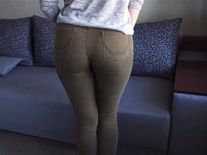 Heiße Braut in super engen Jeans zeigt ihren unglaublichen Arsch