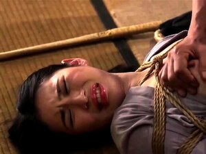 Mooie Japanse huisvrouw wordt vastgebonden en ruw geneukt