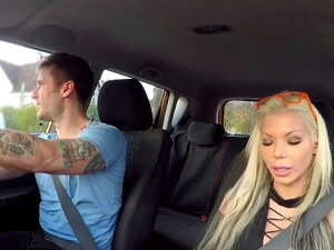 Britische busty Fahrprüferin fickt. Britische blonde Fahrprüferin