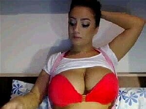 Sexy Milf liebt es, vor der Kamera zu reizen