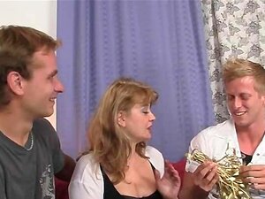 Reife Babe in Strümpfen nimmt zwei Schwänze gleichzeitig
