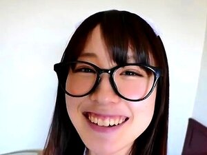 Nerdige japanische Süße in Strümpfen wird auf dem Bett durchgebohrt