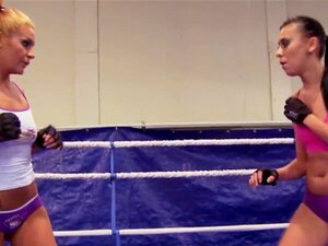 Bigbooty Euro Lesbo wird nach dem Wrestling gefingert. Bigbooty Euro