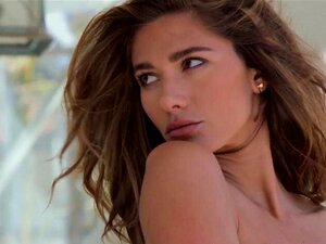 Bombastische große brünette Schönheit Maggie May mit riesigen