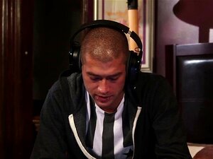 Gotische slet krijgt sperma doordrenkt