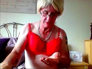 Sissy Ken Cuckold verteilt Meister-Sperma auf das Zeug der Ehefrau