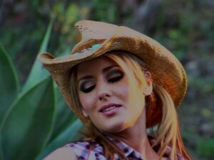 Großtittige Blondine wird im Doggystyle gefickt