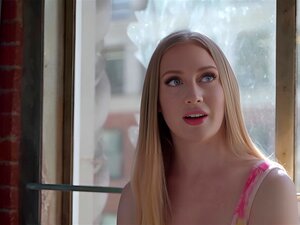 Die süße Blondine Emma Starletto mit großem Arsch spielt für den