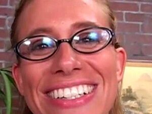 MILF Porno-Hottie Kylie G Worthy nimmt einen riesigen Schwanz in den