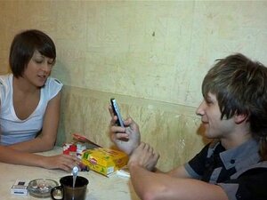 Fremde fickt luxuriöse süße Schönheit vor ihrem Freund. Fremde