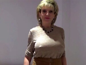 Ehebrecherische britische reife Dame Sonia zeigt ihre riesigen Titten.