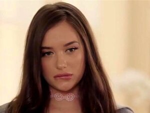 Bystig milf Reagan Fox välkomnar sin styvdotters vän Gia Paige i