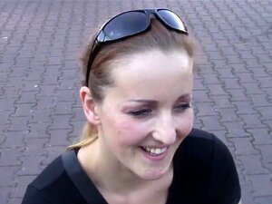 Süße tschechische Süße wird im Einkaufszentrum verführt und in