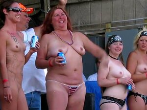 Nasse und heiße Biker-Babes in einem Wettbewerb in der