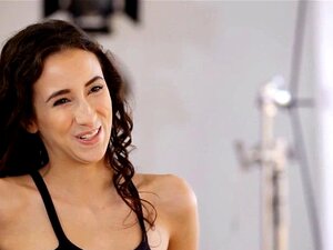 Ragazza in uno spettacolo di casting bollente