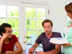 Busige Milf knallt den frischen Nachbarn. Sie beugt sich über den