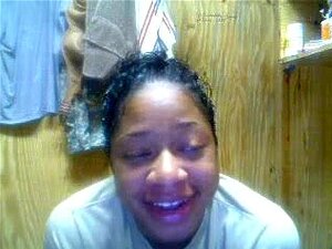 Frische Ebony-Süße striptet vor der Kamera, meine Chatpartnerin von