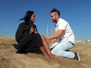 Gestrandet, dankbar und geil: Dunkle Babe schluckt großen Schwanz