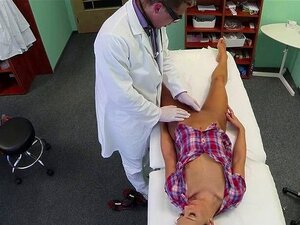 Echter Arzt knallt schönen tschechischen Patienten
