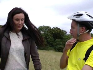 Reife britische Cum-Radfahrerin