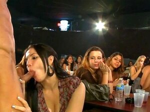 Süßes Mädchen bekommt ihre Muschi. Süßes Mädchen lässt sich die