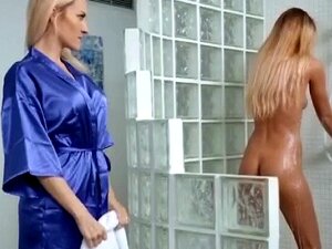 Blonde MILF und Süße albern zusammen unter der Dusche. Blonde MILF