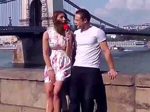 Weibliche Reporterin interviewt einen frischen Typen, den sie am Ende