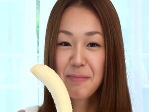 Serina zeigt ihre Liebe zu Früchten, während sie ihre Banane leckt