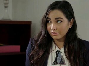 MILF Brandi slikker og fingrer babe Karlees saftige fitte. Karlee er