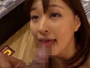 Die foxy Granate Yukiko Suo genießt eine hardcore Fahrt. Das Mädchen