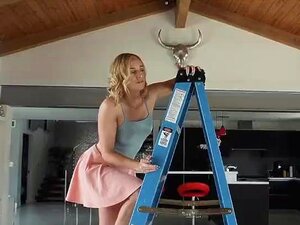 Freundinnen den Arsch fingern, während sie auf der Leiter sind