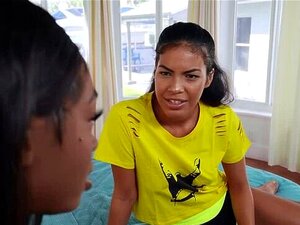 Lesbische Ebony-Schönheit kommt mit einem Strap-On-Dildo klar