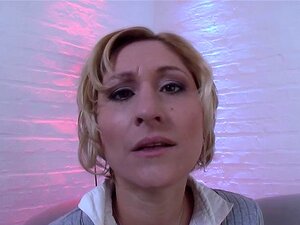MILF allemande perverse jouant. MILF allemande perverse enfonce ses