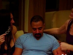 Sie können es kaum erwarten, die Spielzeuge auszuprobieren. Die Paare