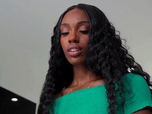 Lacey London lutscht einen großen weißen Schwanz - Interracial Ebony