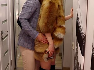 Sexy Babe in schwarzen High Heels und luxuriösem Pelzmantel reitet