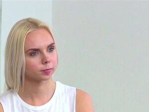 Tätowierte Blondine und weibliches Agentenlecken, sexy europäisches