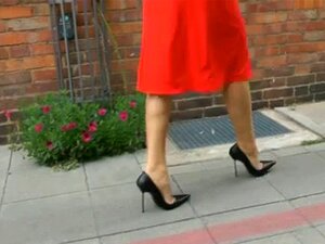 Promenade en talons hauts dans la ville. Talons hauts Promenade en