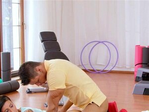 Brünette wird nach dem Unterricht im Fitnessstudio gefickt. Nach der