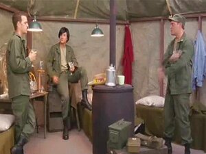 Lady Soldier raucht heißen Orgasmus