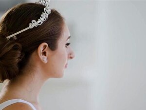 Ballettlehrer Will Pounder dehnt Penelope Kays zierlichen Körper