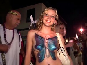 Erlebe mit Chelsea, der lokalen Schönheit, eine aufregende
