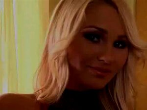 Wunderschöne Blondine fistet sich im Bett