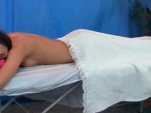 Sinnliche Brünette nimmt einen großen schwarzen Schwanz