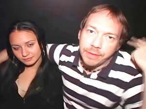 19-jährige Latina wird im Pubic Porno Cinema durchgefickt