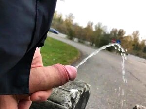 Öffentliches Wichsen und Pissen neben der Autobahn