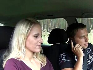 Autostoppista tedesca rimorchiata mentre scopa all'aperto