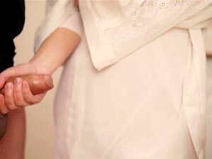 Ich habe ihn beim Wichsen im Waschraum erwischt und ihm eine helfende